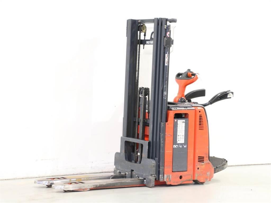 Linde D12AP/133 Gaffelstabler med gående fører