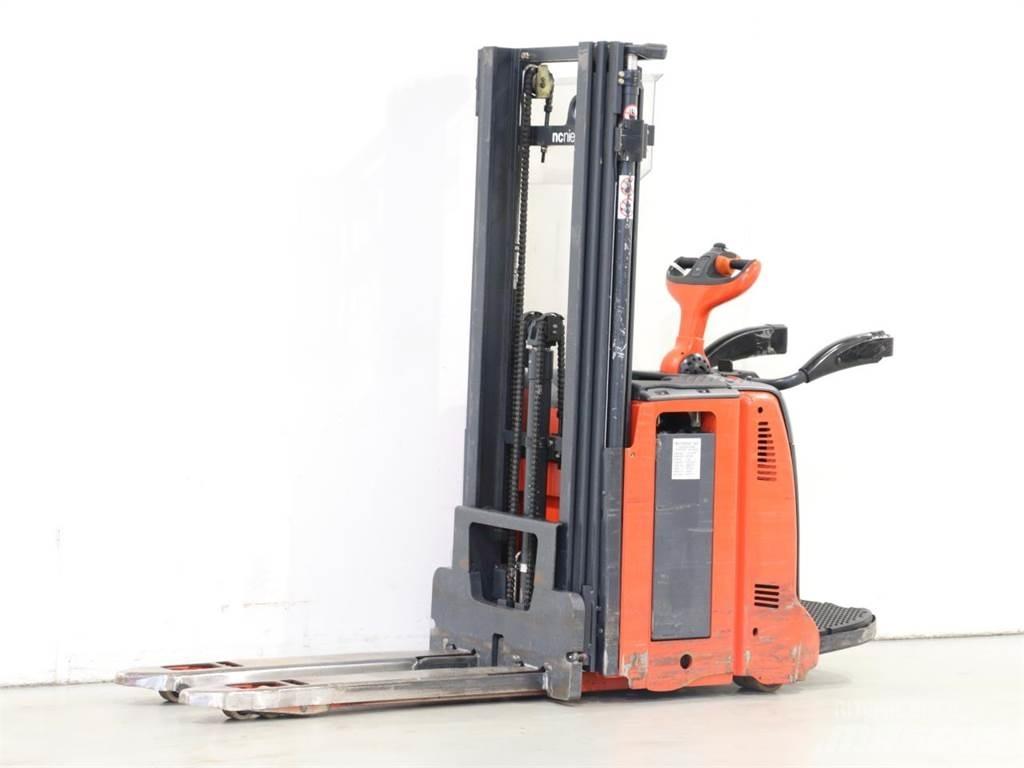 Linde D12AP/133 Gaffelstabler med gående fører