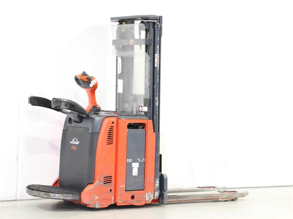 Linde D12AP/133 Gaffelstabler med gående fører