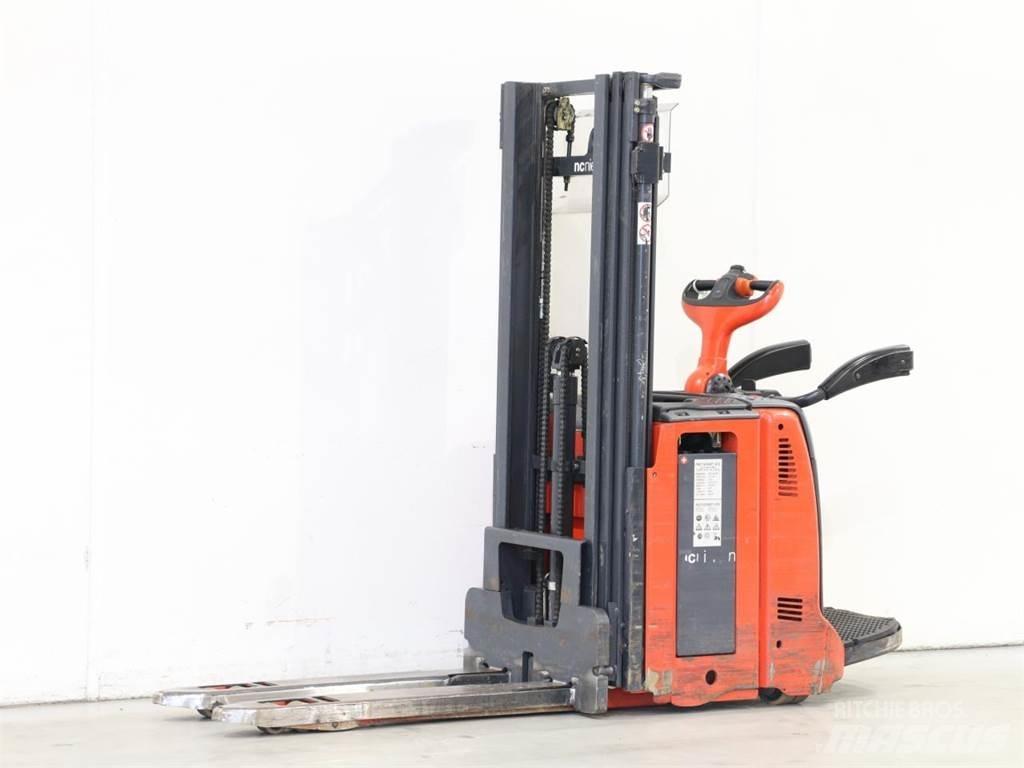 Linde D12AP/133 Gaffelstabler med gående fører