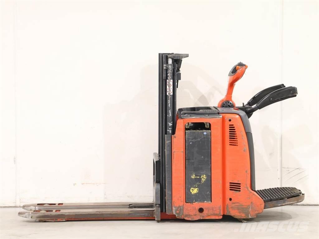 Linde D12AP/133-00 Gaffelstabler med gående fører