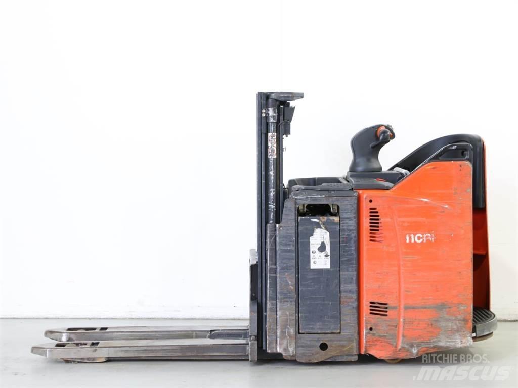 Linde D12HPSP/133 Gaffelstabler med gående fører