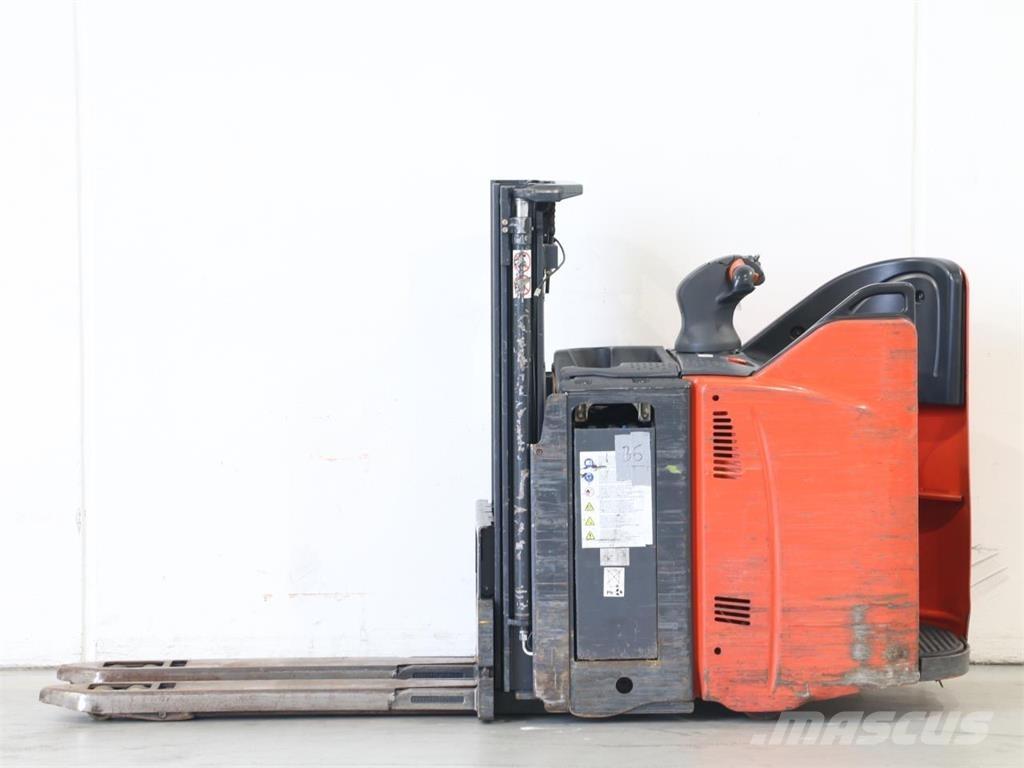 Linde D12SP/133 Gaffelstabler med gående fører