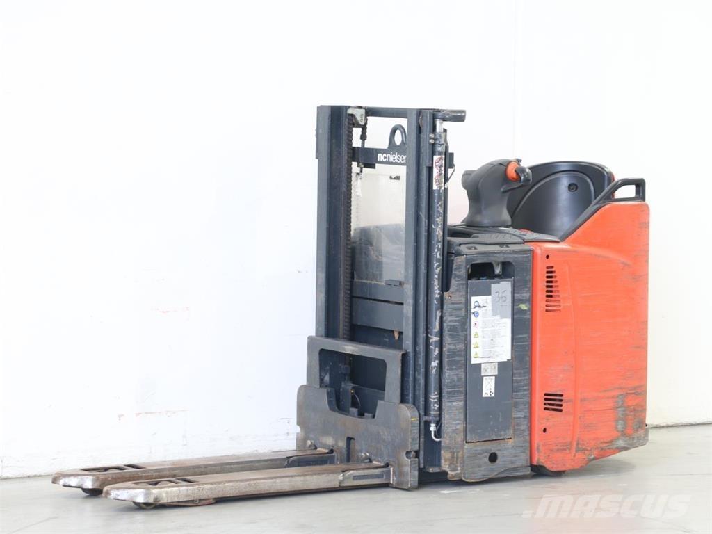 Linde D12SP/133 Gaffelstabler med gående fører
