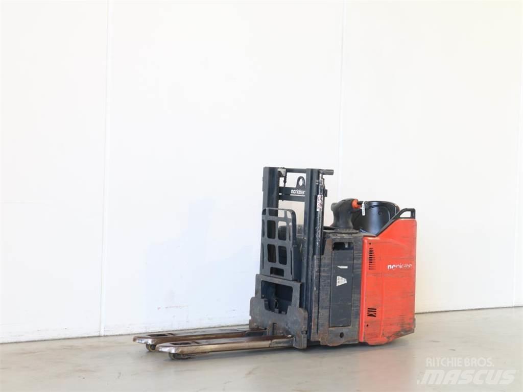 Linde D12SP/133 Gaffelstabler med gående fører