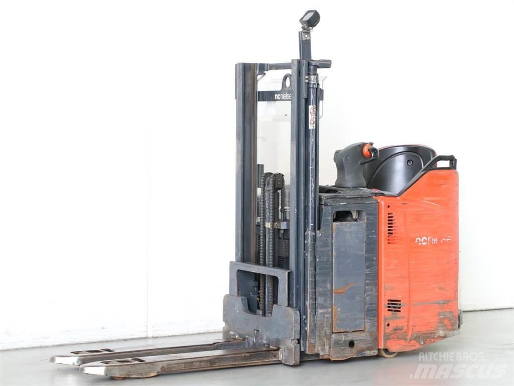 Linde D12SP/133 Gaffelstabler med gående fører