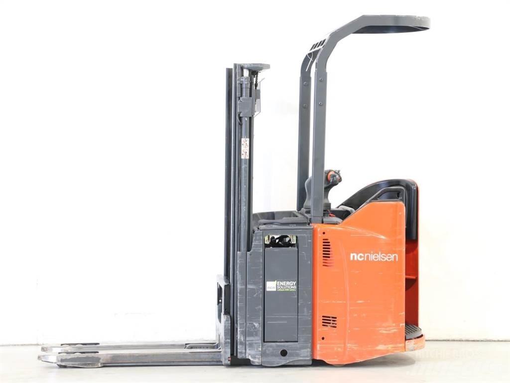 Linde D12SP/133 Gaffelstabler med gående fører