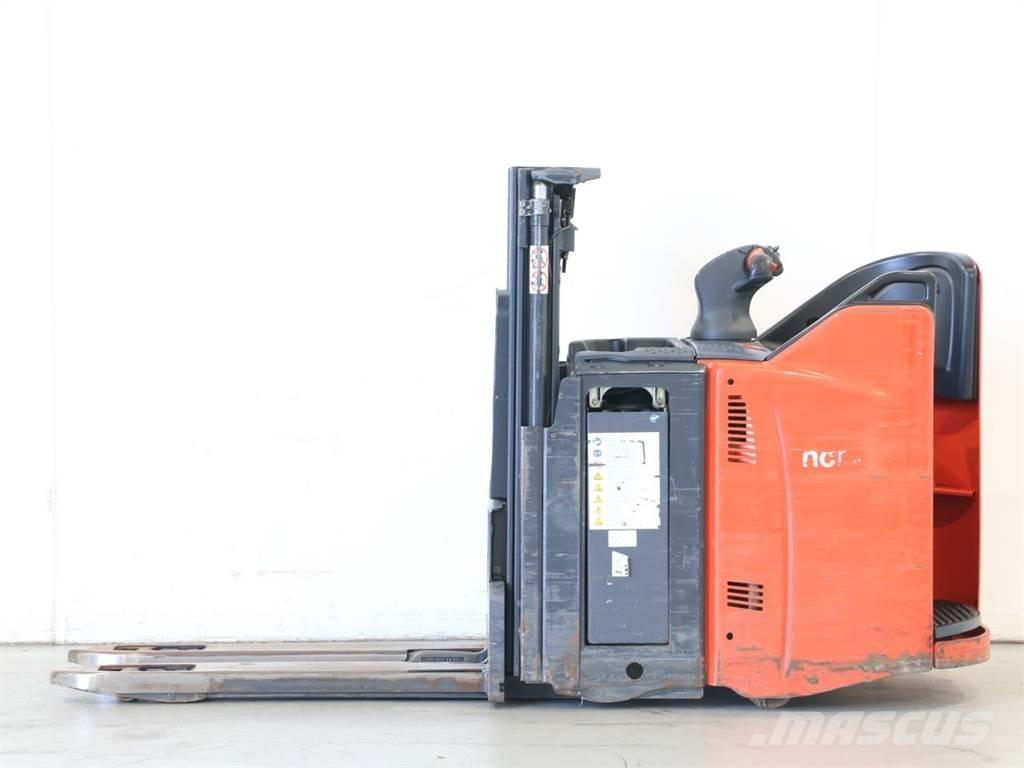 Linde D12SP/133-01 Gaffelstabler med gående fører