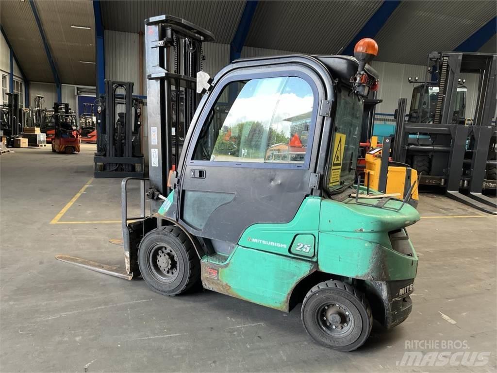 Mitsubishi FD25N Gaffeltrucks - andre