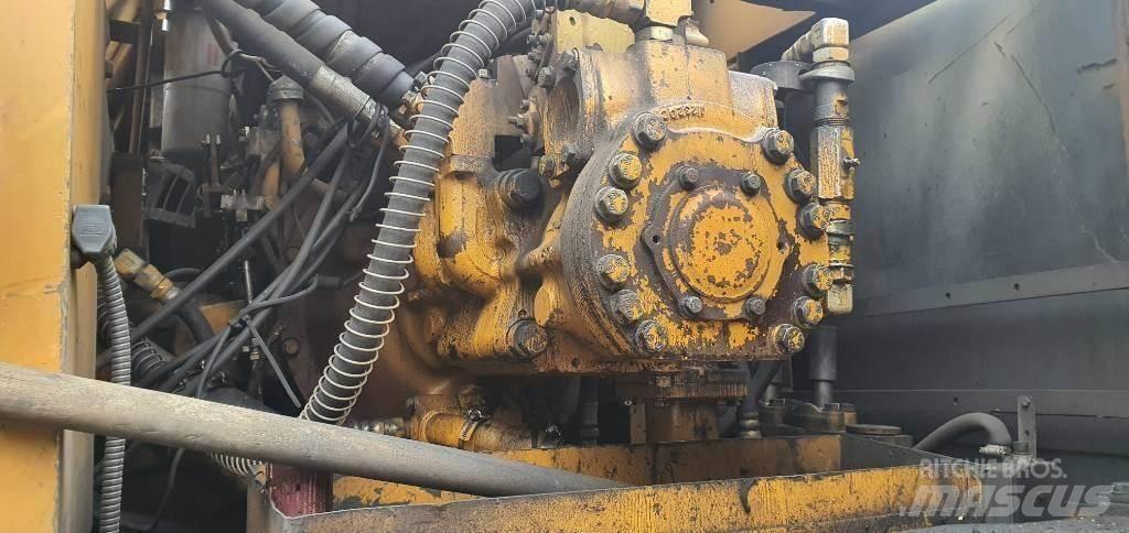 Komatsu PC300-3 Gravemaskiner på larvebånd