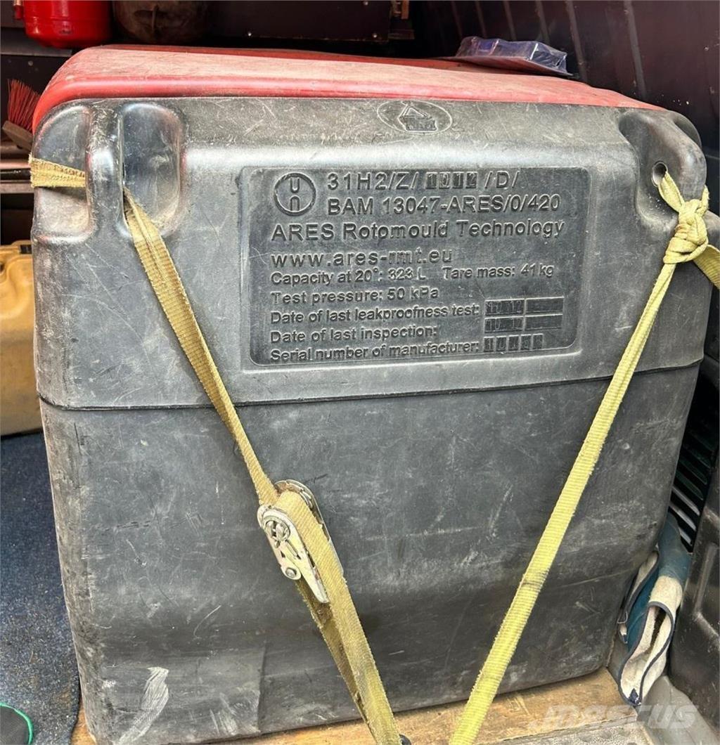  Polttoainesäiliö Tanks