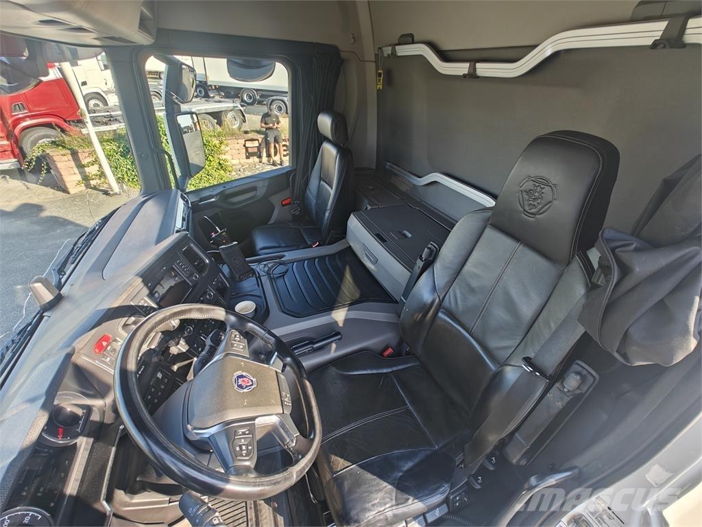 Scania P370 Skip loader