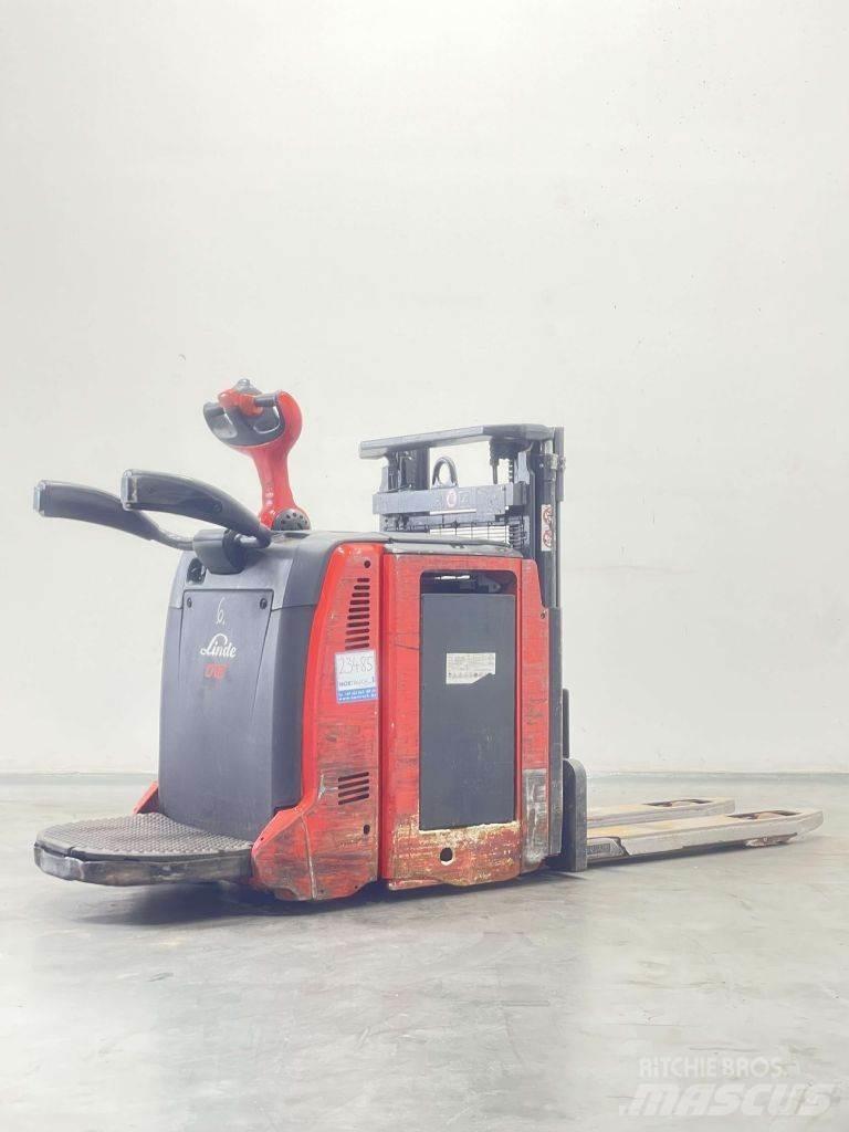 Linde D12AP-133 Gaffelstabler med gående fører