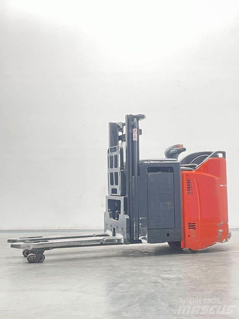 Linde D12HPSP-133 Gaffelstabler med gående fører