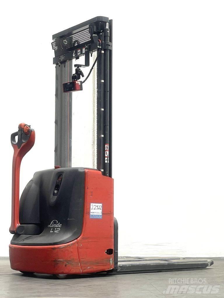 Linde L12 Gaffelstabler med gående fører