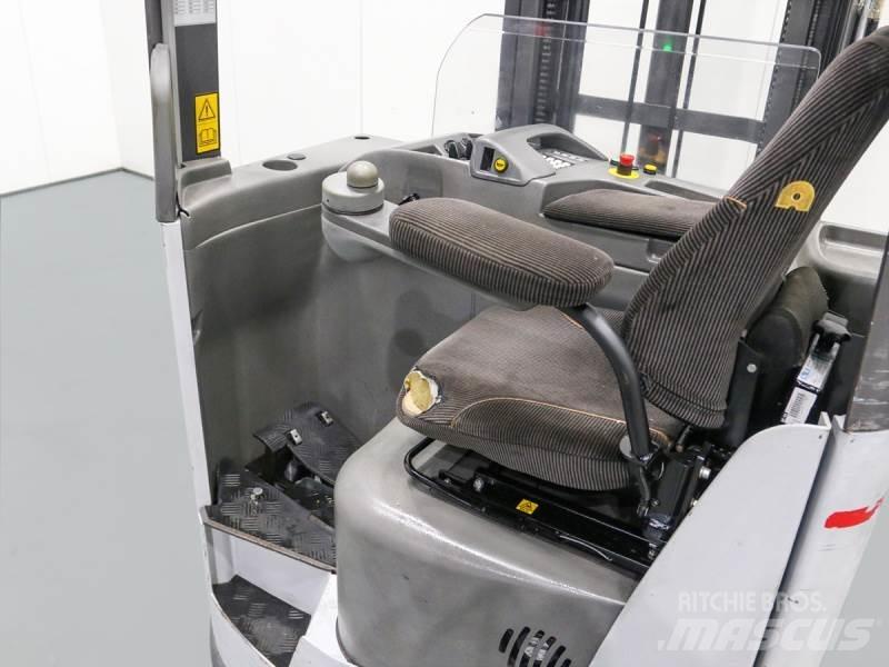 Nissan UNS161 Reachtruck