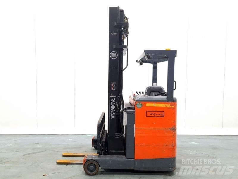 Toyota 6FBRE-12 Reachtruck