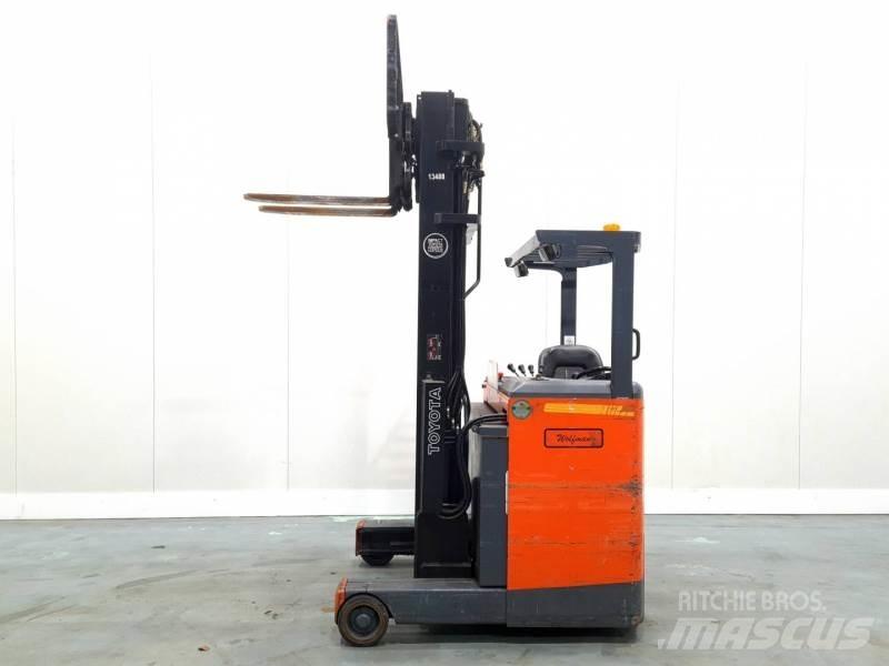 Toyota 6FBRE-12 Reachtruck