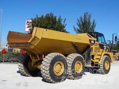 CAT 725 Terrængående lastbiler