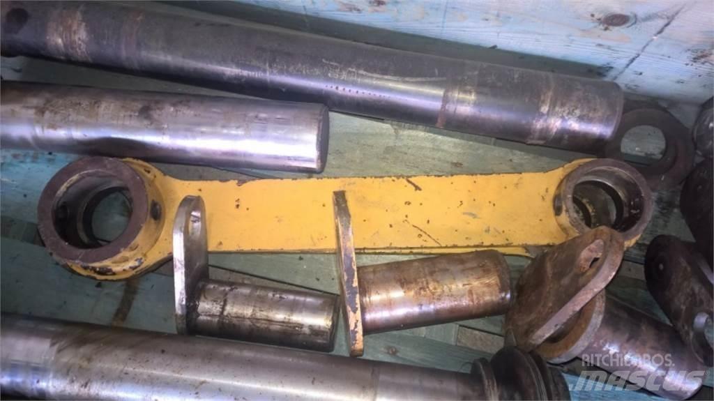 CAT 312D Chassis og suspension