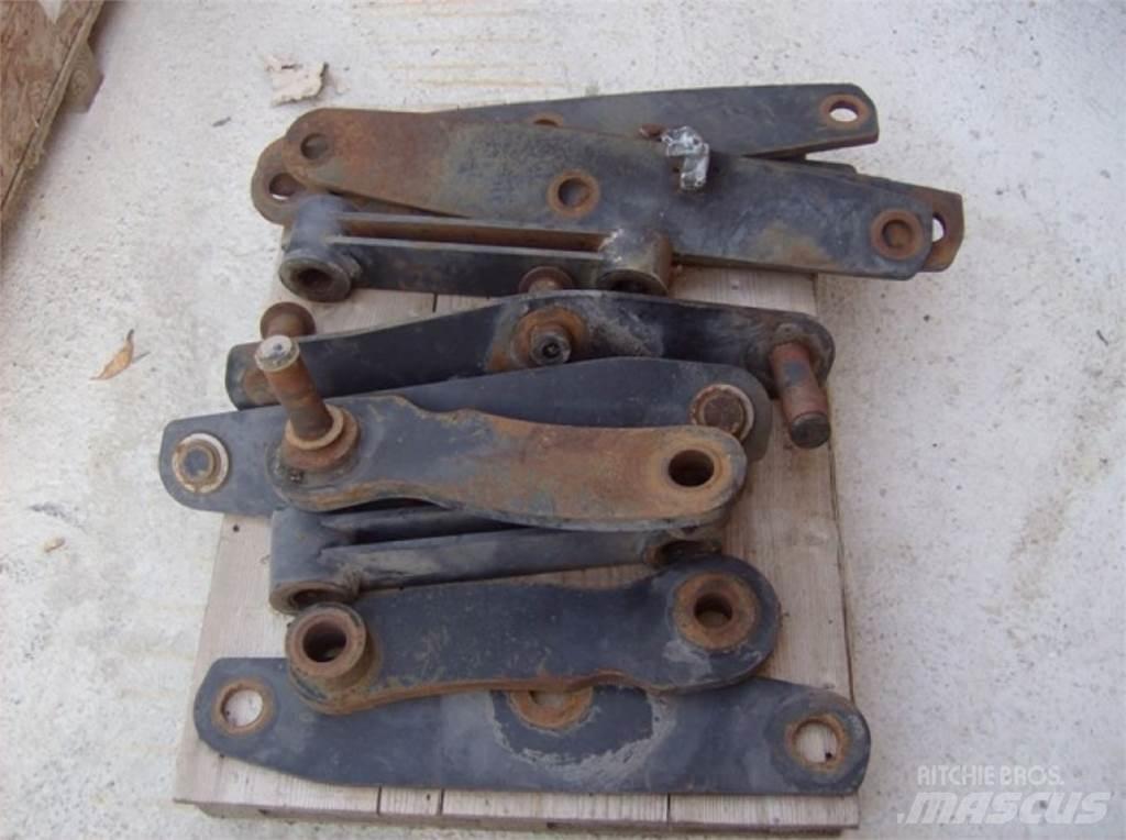 CAT 438C Chassis og suspension