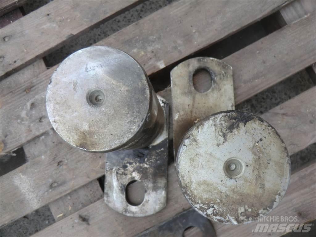 CAT 963D Chassis og suspension