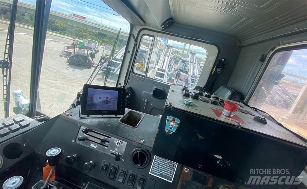 Mack MR688S Renovationslastbiler