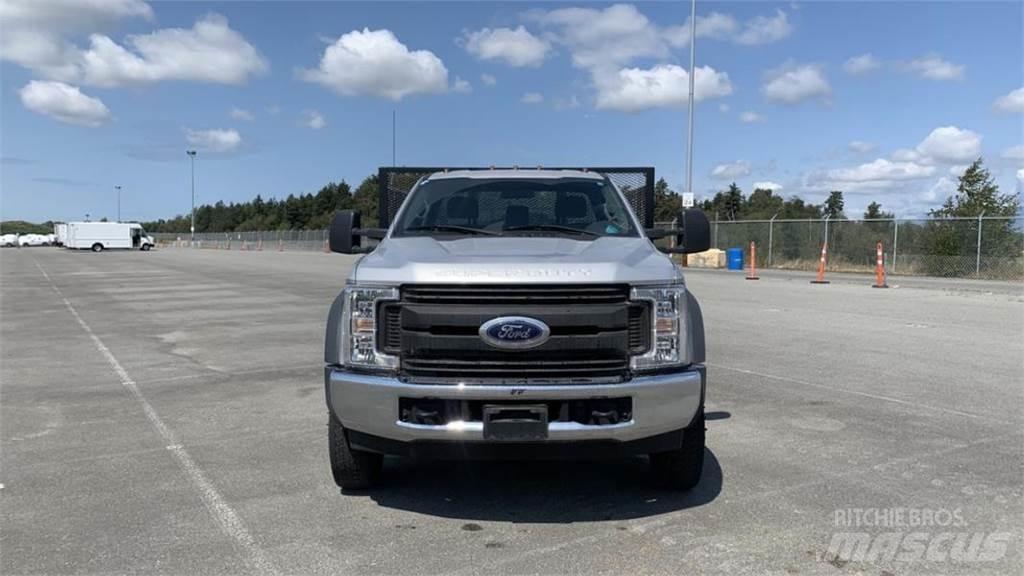 Ford F-550 Lastbil med lad/Flatbed