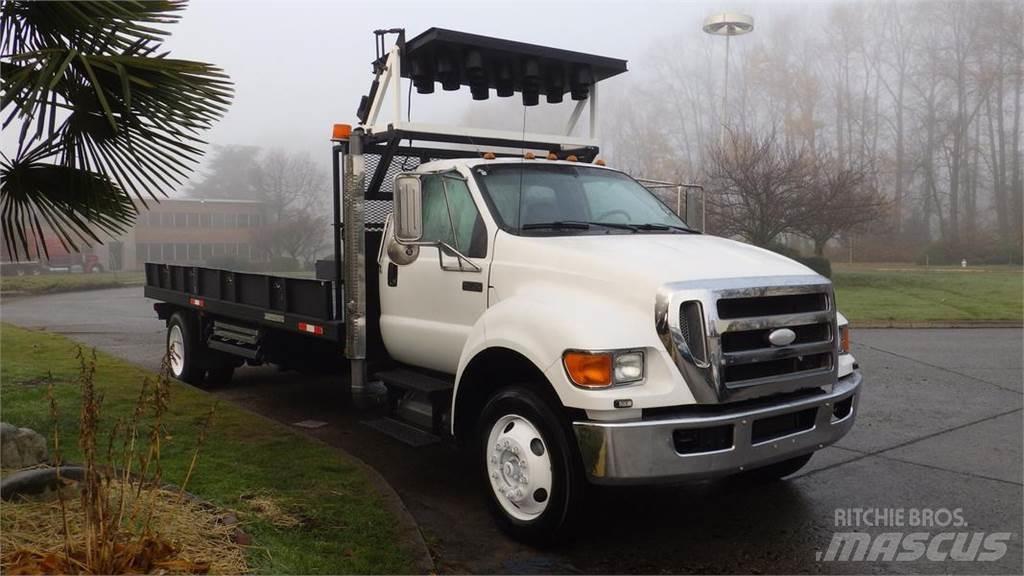 Ford F-750 Lastbil med lad/Flatbed