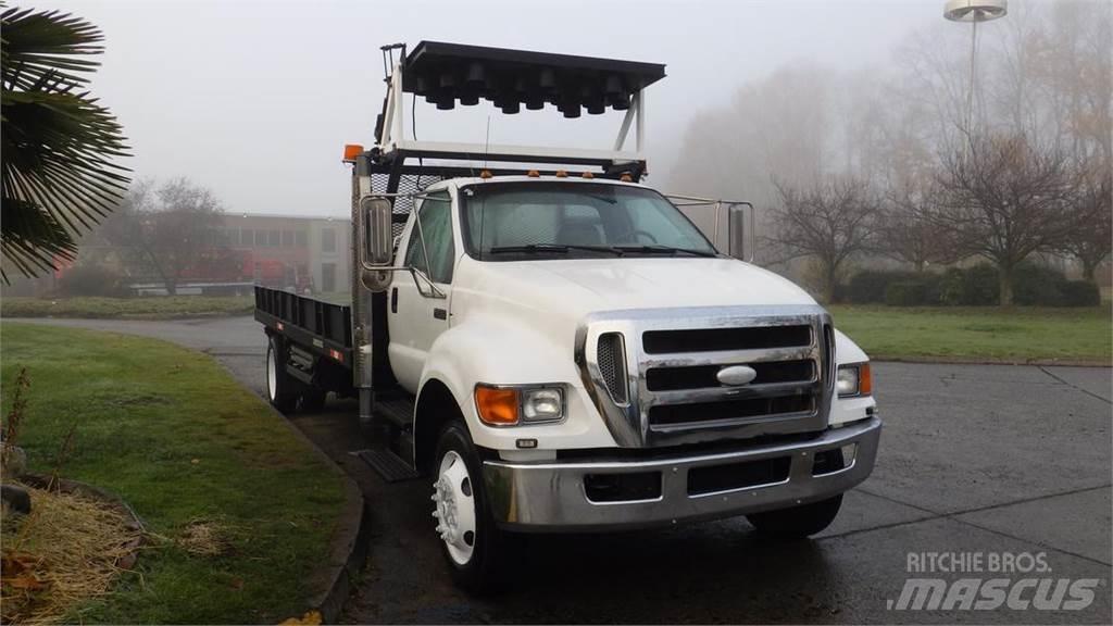 Ford F-750 Lastbil med lad/Flatbed