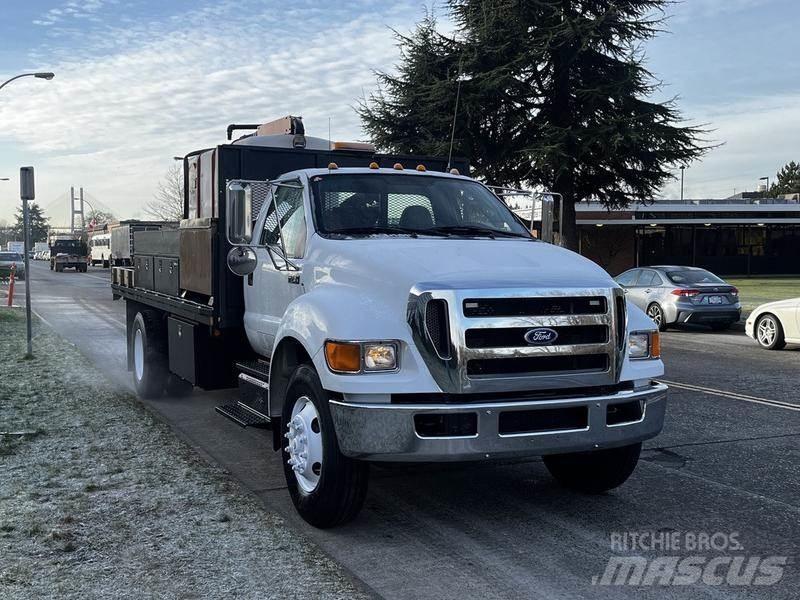Ford F-750 Lastbil med lad/Flatbed