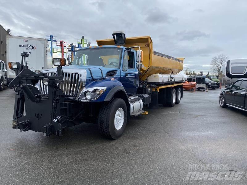 International 7400 Sneskovle og -plove