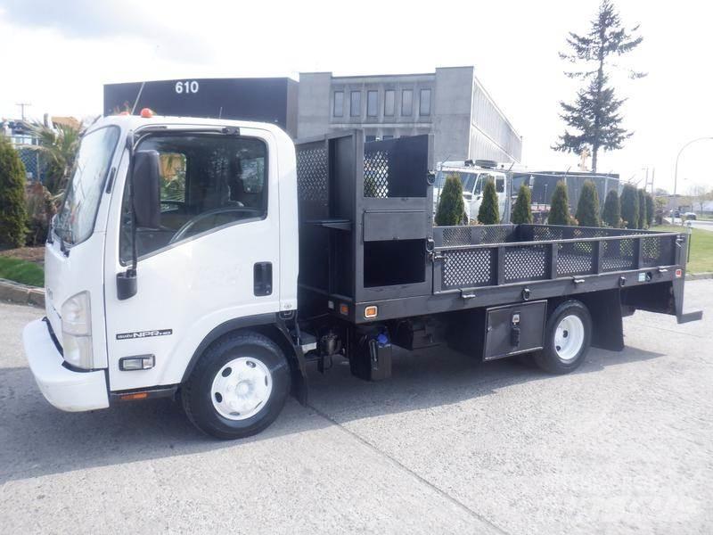 Isuzu NPR Lastbil med lad/Flatbed