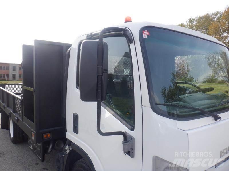Isuzu NPR Lastbil med lad/Flatbed