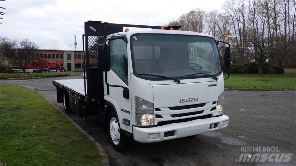 Isuzu NPR Lastbil med lad/Flatbed
