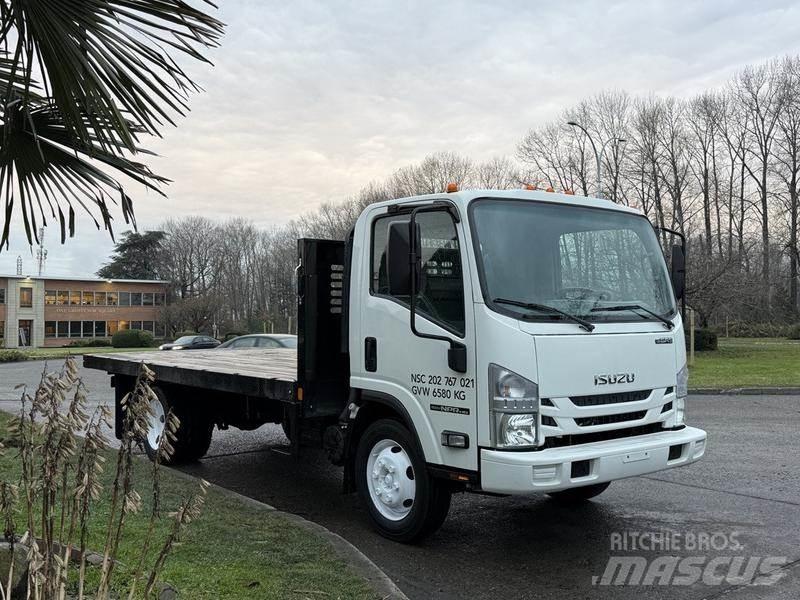 Isuzu NPR Lastbil med lad/Flatbed