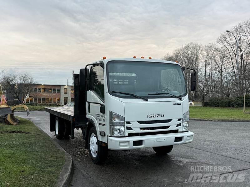 Isuzu NPR Lastbil med lad/Flatbed