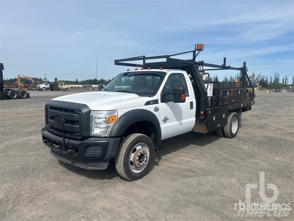 Ford F-550 Lastbil med lad/Flatbed