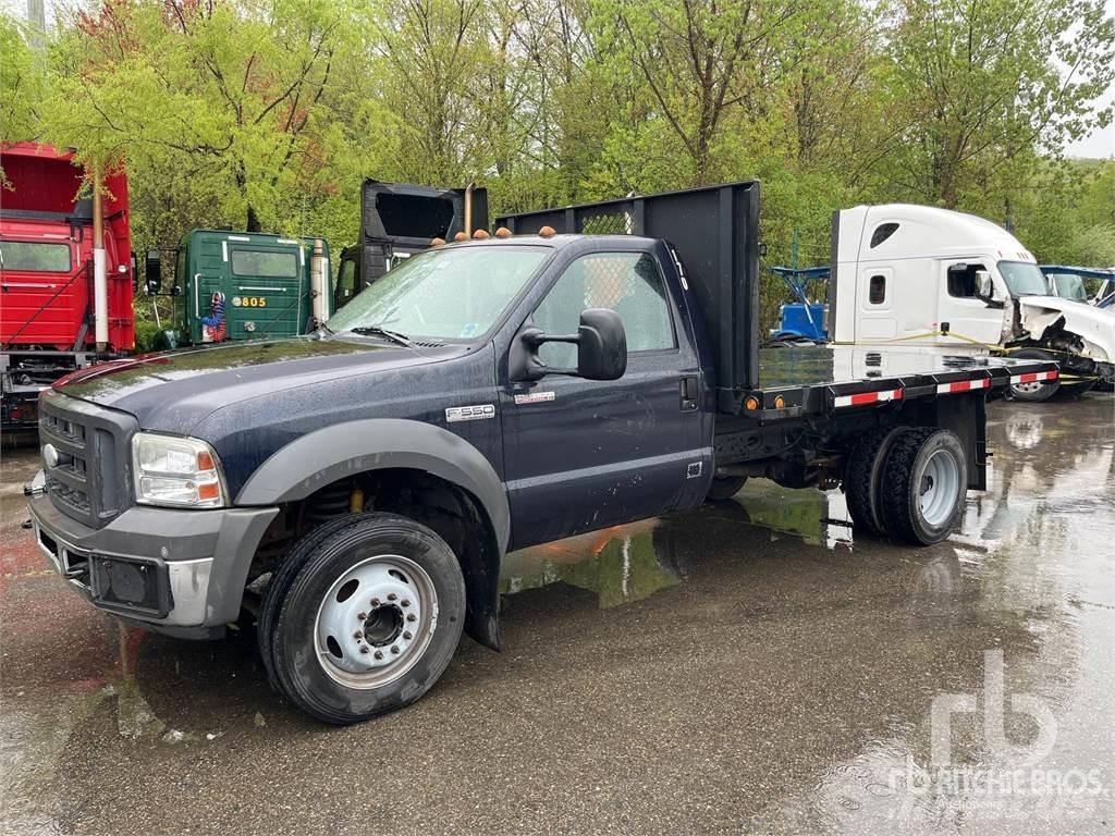 Ford F-550 Lastbil med lad/Flatbed