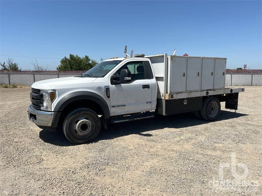 Ford F-550 Lastbil med lad/Flatbed