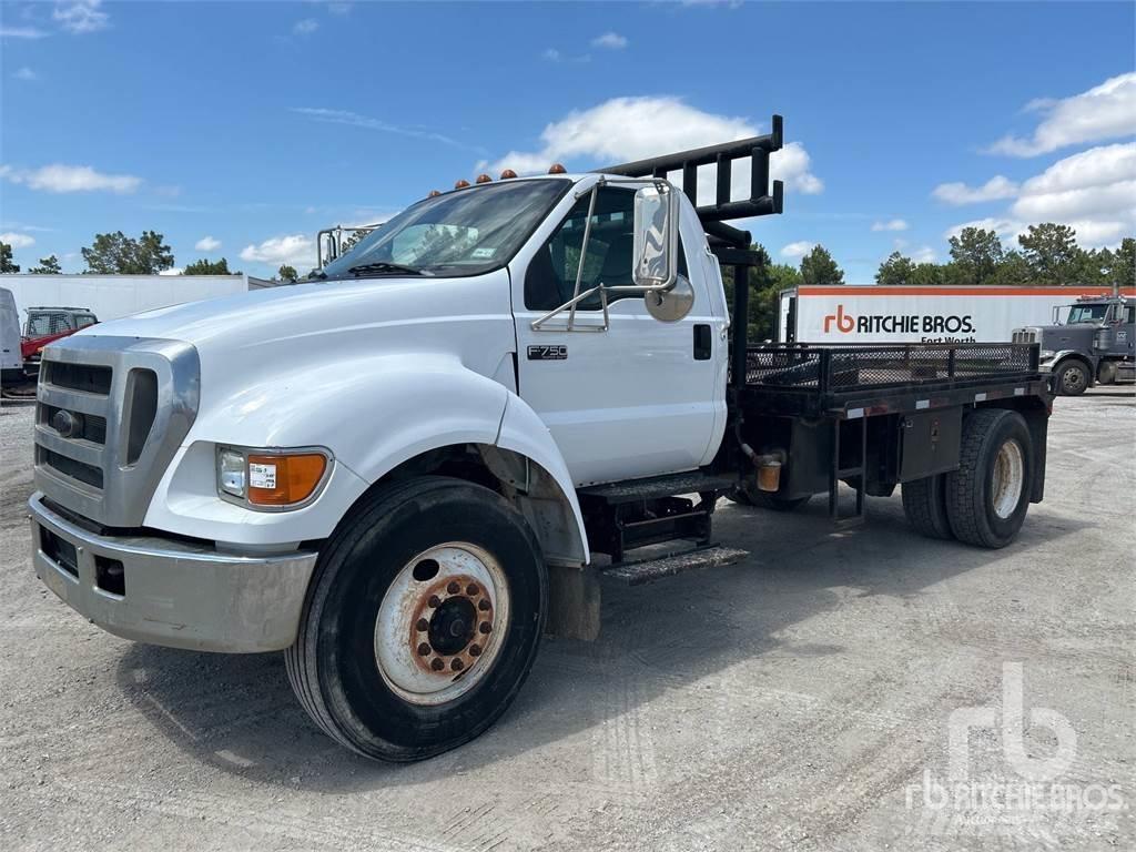 Ford F-750 Lastbil med lad/Flatbed