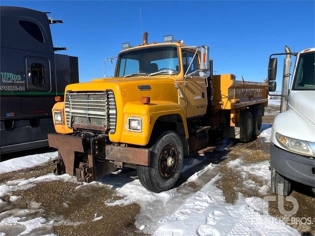 Ford L8000 Lastbiler med tip