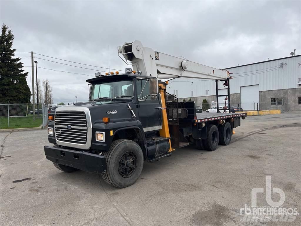 Ford L8000 Lastbil med kran