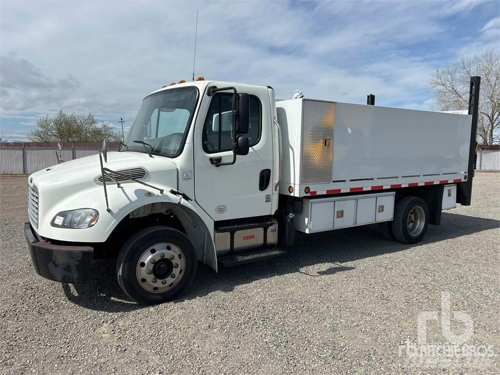 Freightliner M2 Lastbil med lad/Flatbed