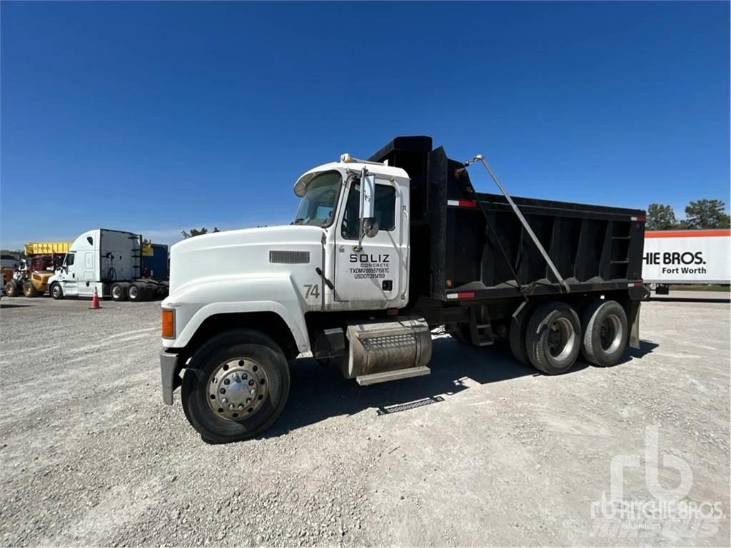 Mack CHN613 Lastbiler med tip