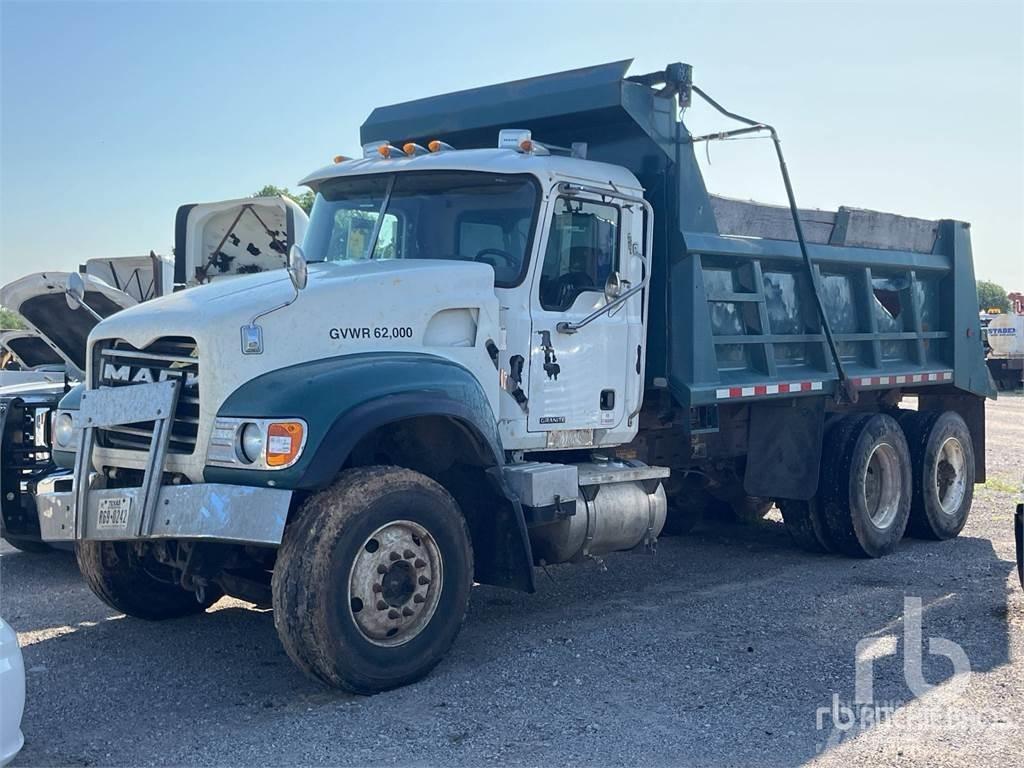 Mack CV713 Lastbiler med tip