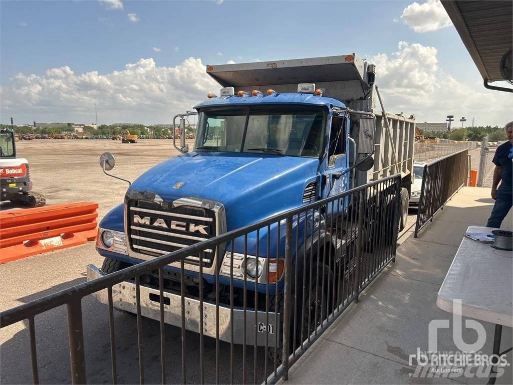 Mack CV713 Lastbiler med tip