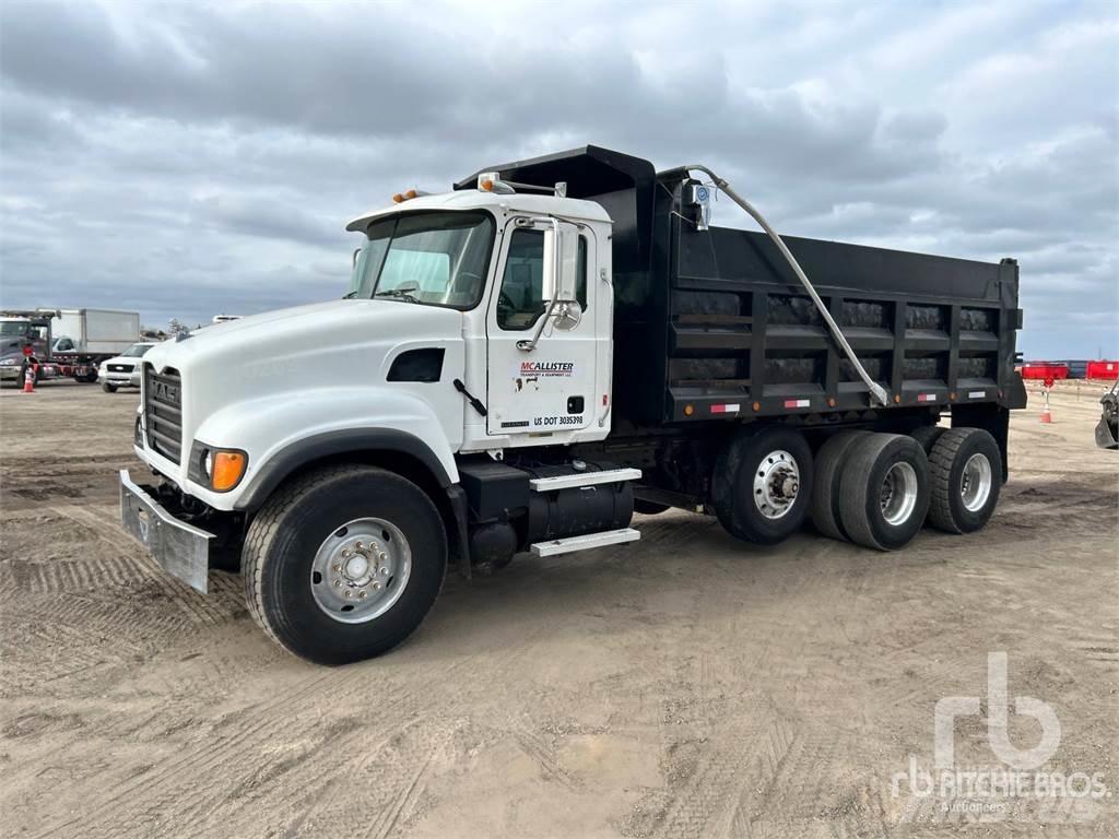 Mack CV713 Lastbiler med tip