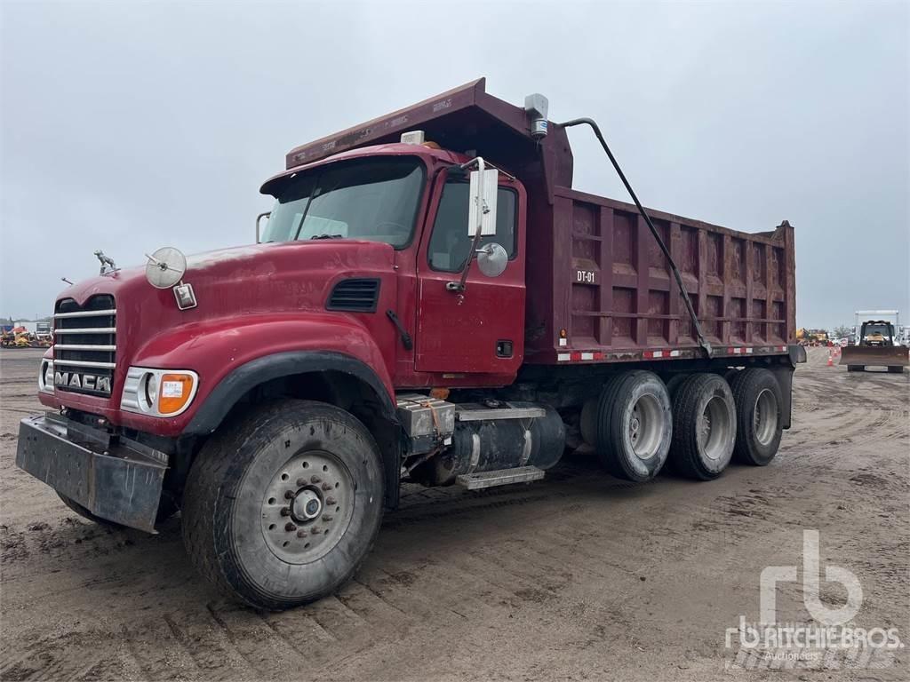 Mack CV713 Lastbiler med tip