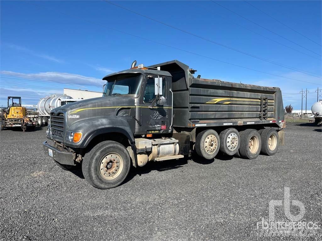 Mack CV713 Lastbiler med tip